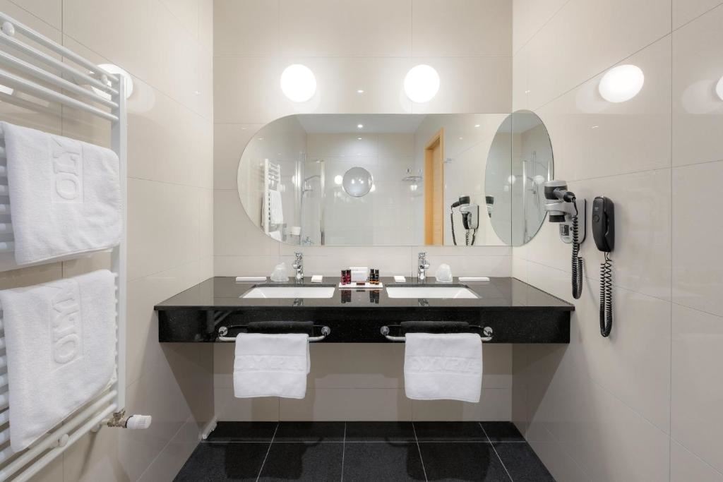 rooms-deluxe-suite-balcony