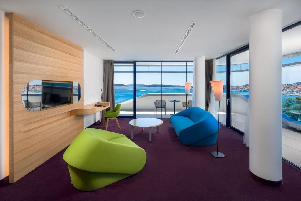 rooms-superior-room-seaview-balcony