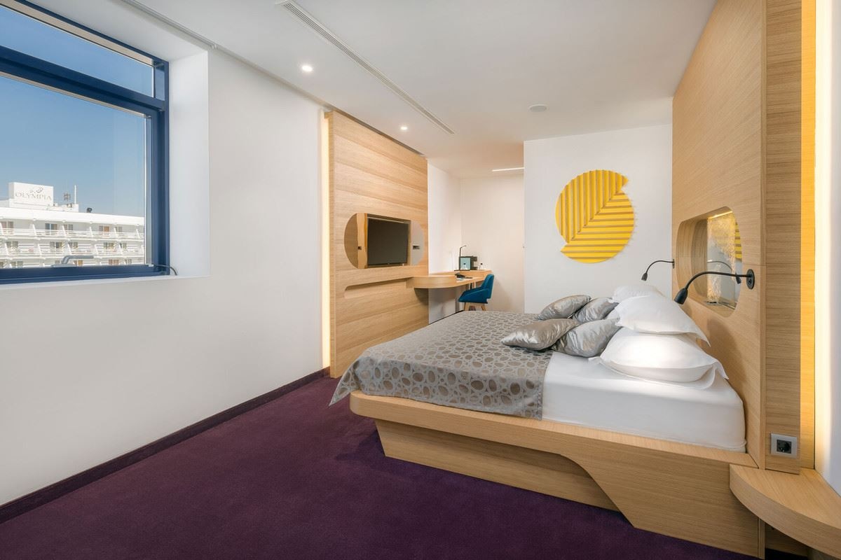 rooms-standard-room-park-view-balcony