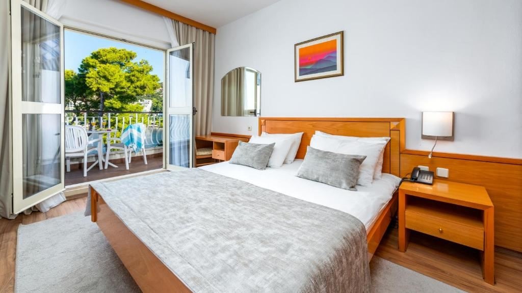 rooms-double-standard-room-seaview-balcony