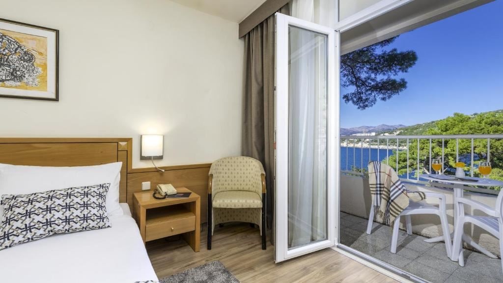 rooms-double-standard-room-seaview-balcony
