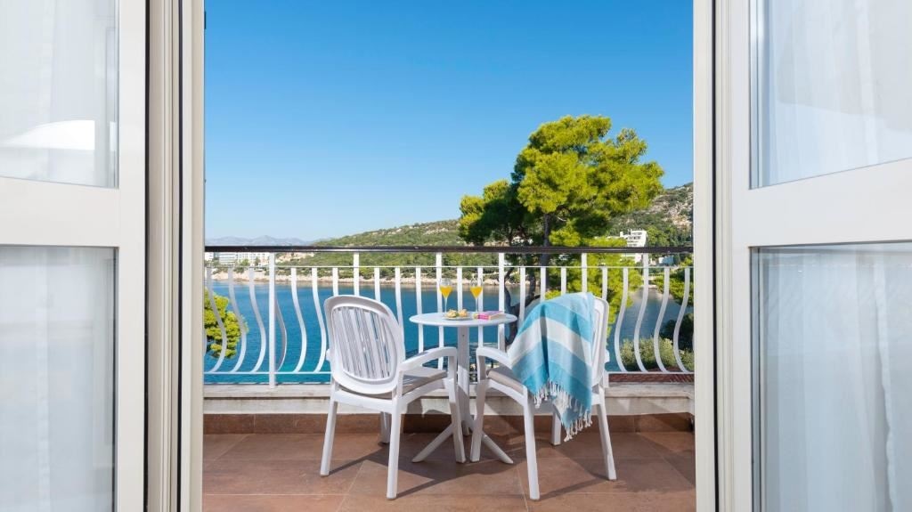 rooms-double-standard-room-seaview-balcony