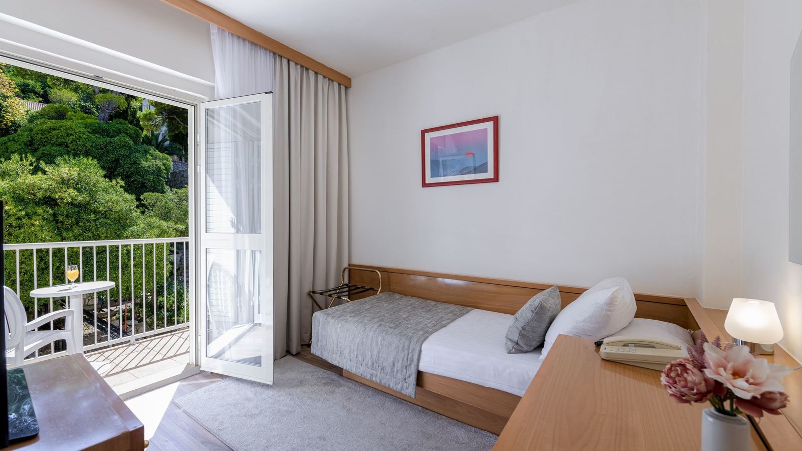 rooms-single-wchild-standard-room-seaview-balcony