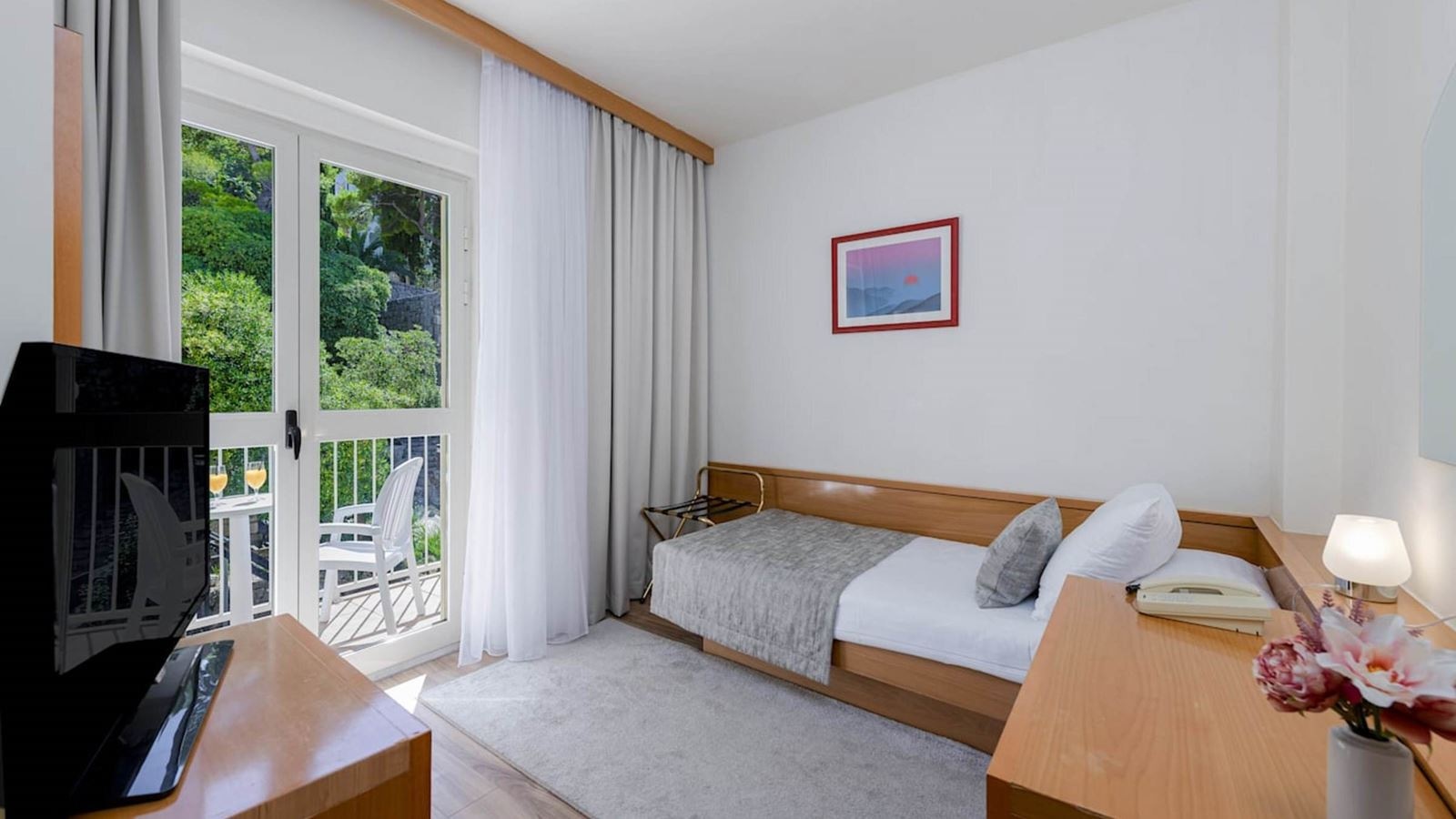 rooms-single-wchild-standard-room-seaview-balcony