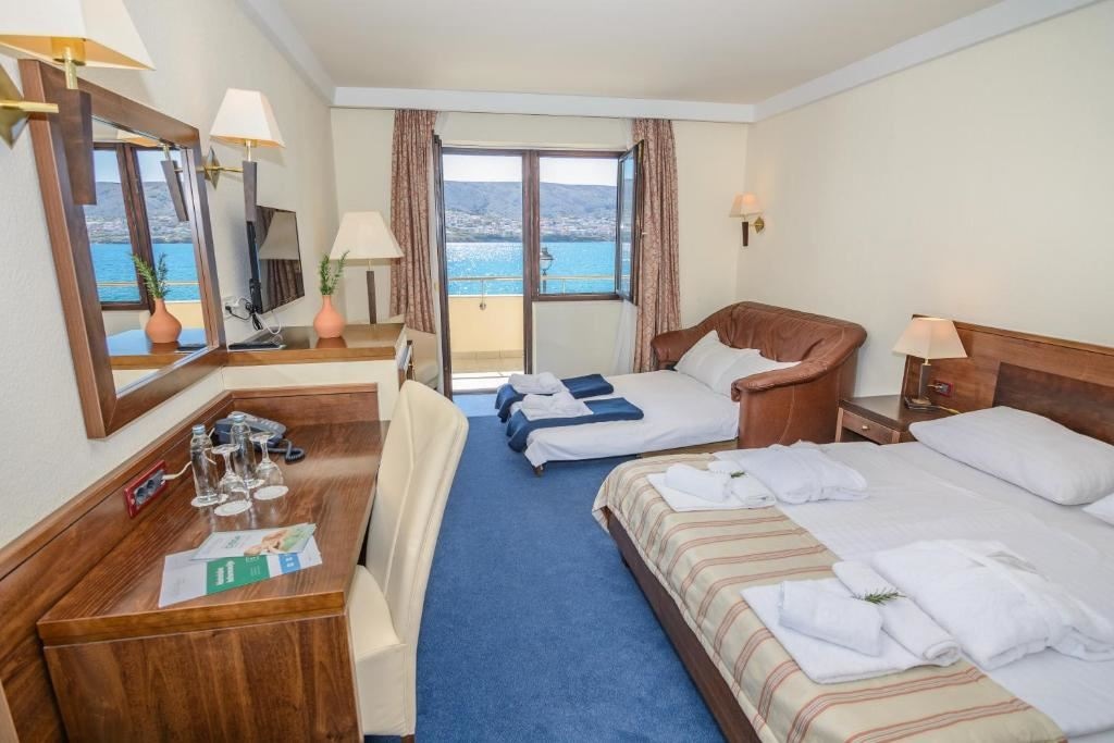 rooms-familyroom-seaview-balcony