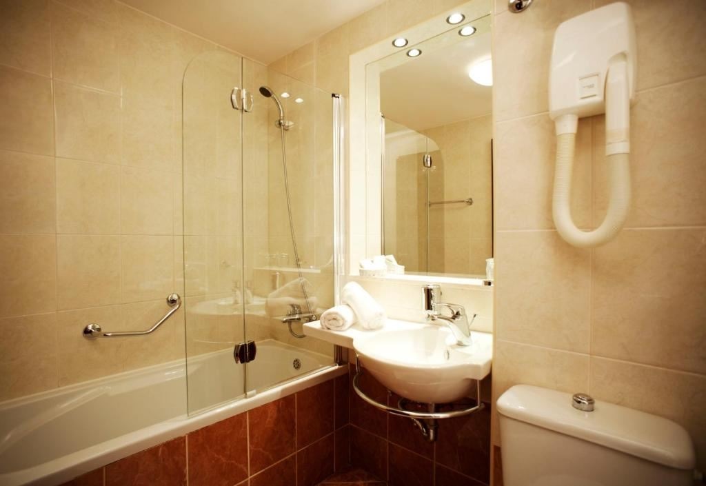 rooms-familyroom-seaview-balcony