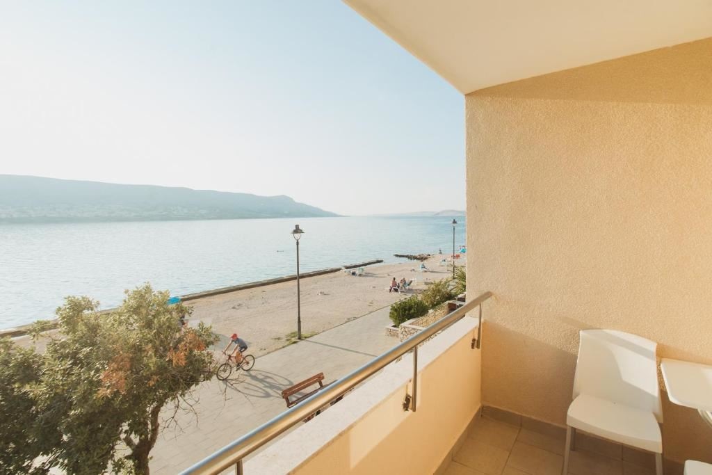 rooms-double-superior-room-seaview-balcony