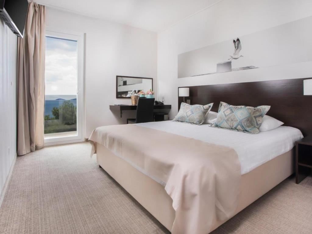 rooms-double-classic-room-seaside-balcony