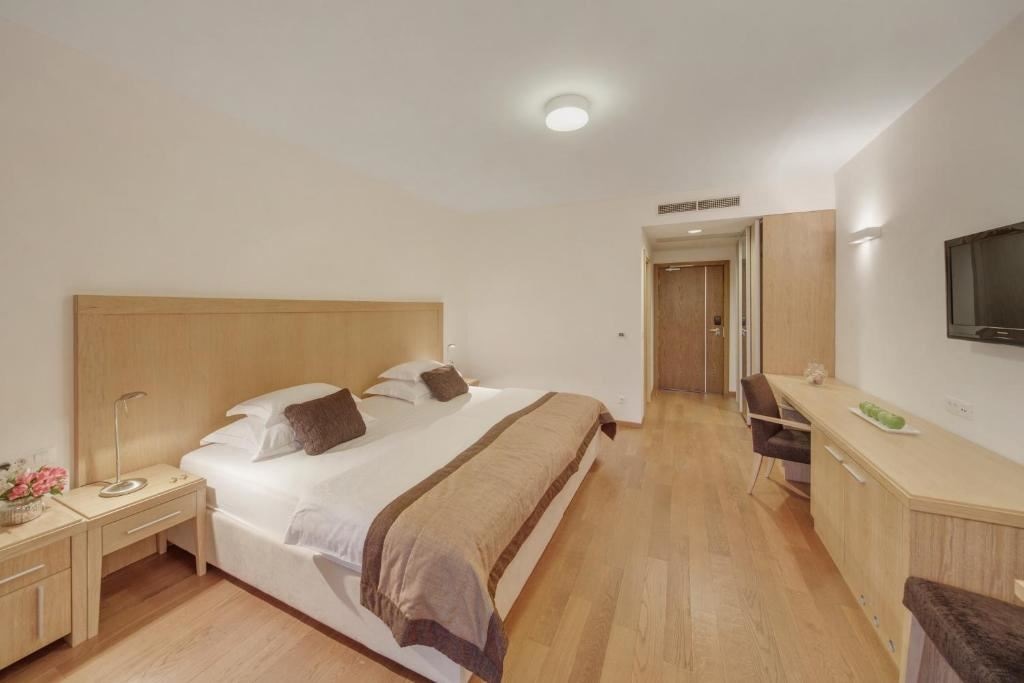 rooms-standard-room-cityview-balcony