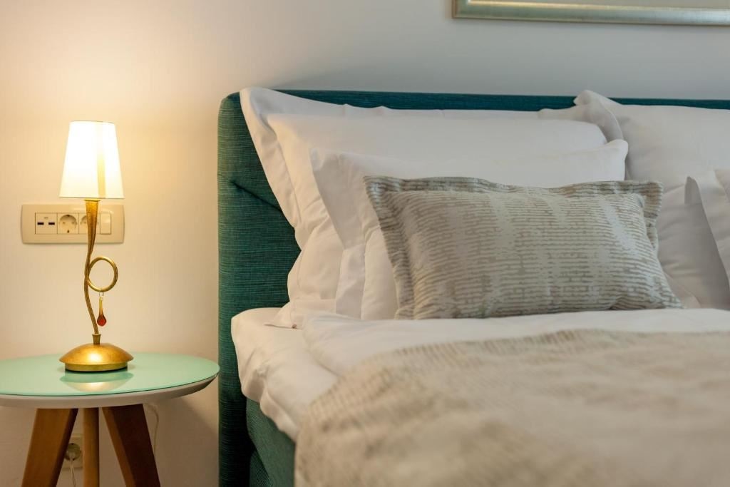 rooms-1-bedroom-apartment-balcony