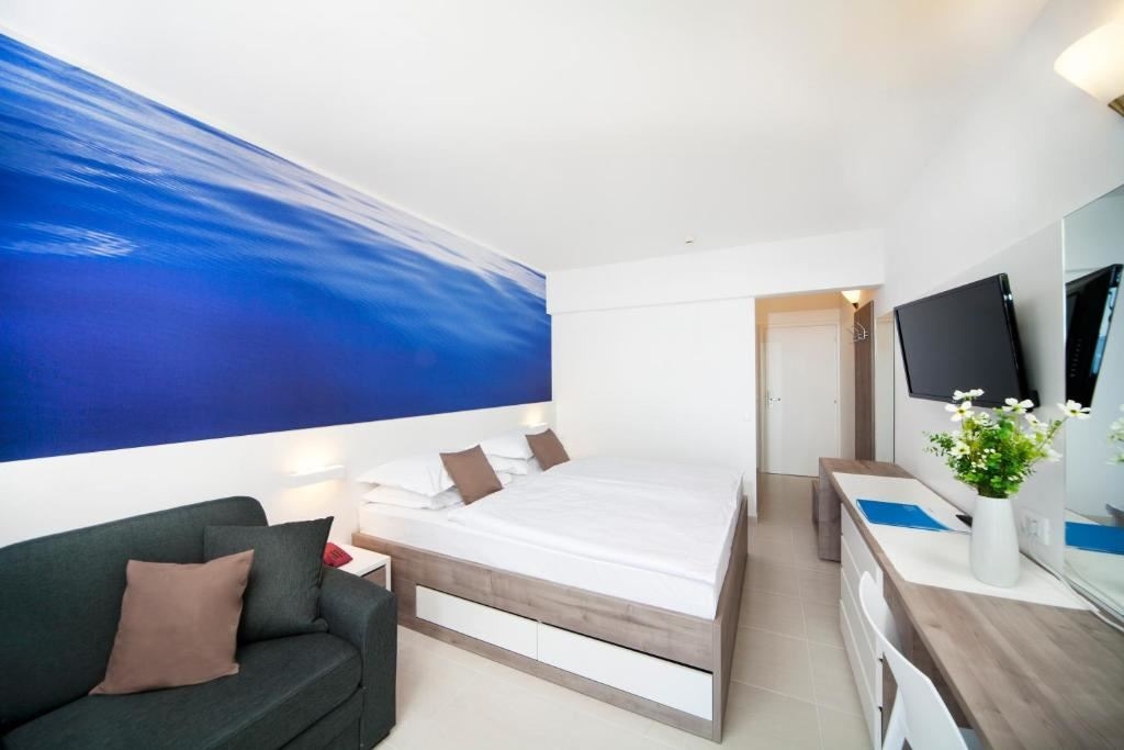 rooms-superior-room-seaside-balcony