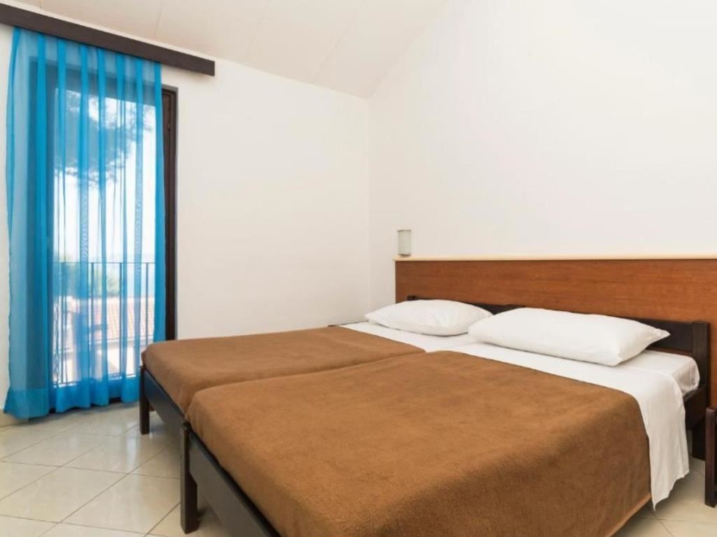 rooms-2-bedroom-apartment-park-view-balcony