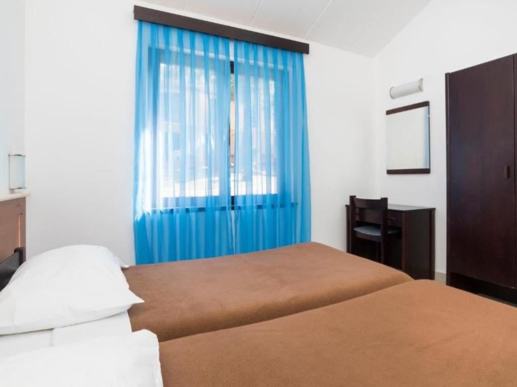 rooms-1-bedroom-apartment-park-view-balcony