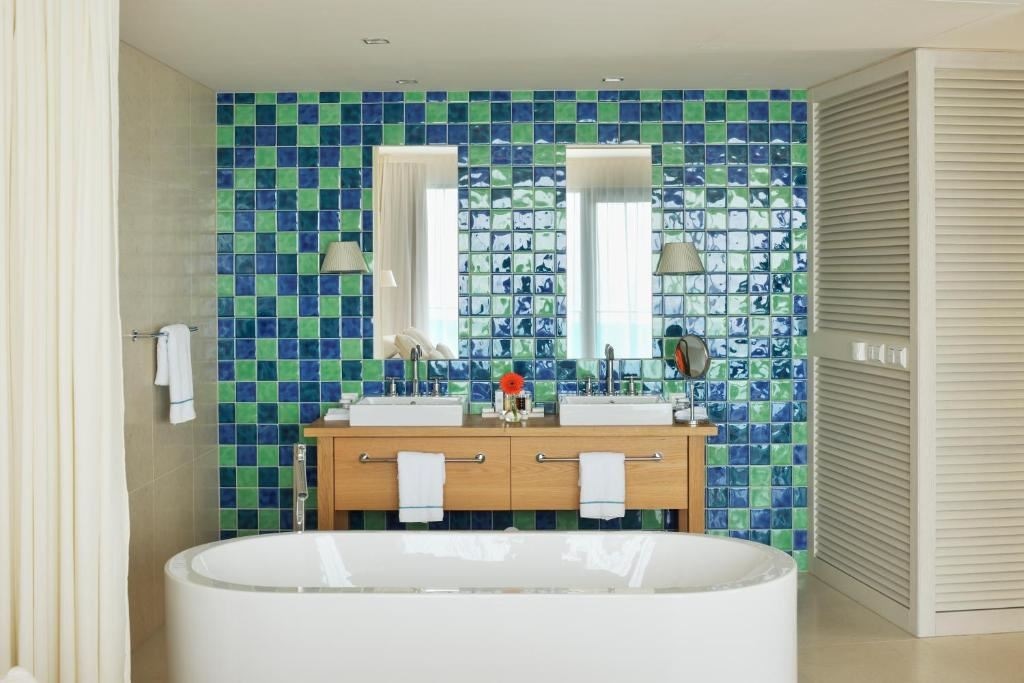 rooms-seniorsuite-seaside-balcony