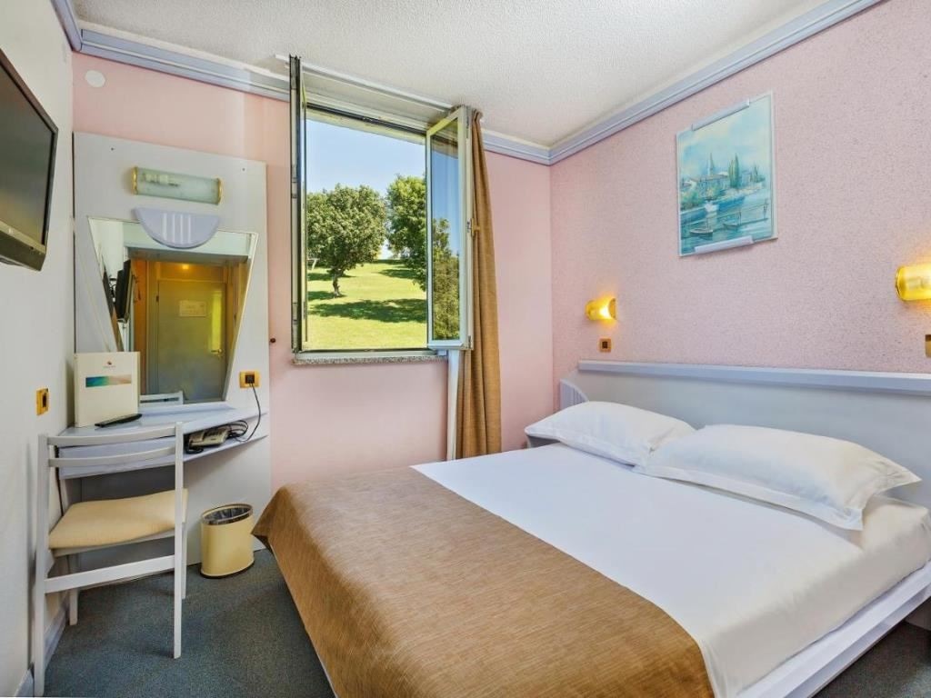 rooms-single-wchild-classic-room-seaview-balcony