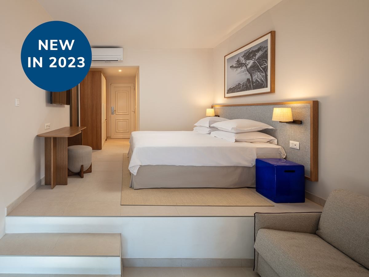 rooms-familyroom-balcony