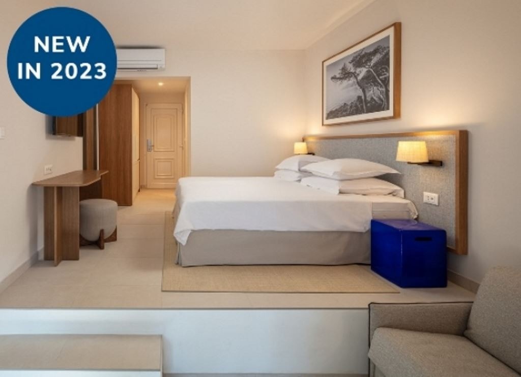 rooms-familyroom-balcony