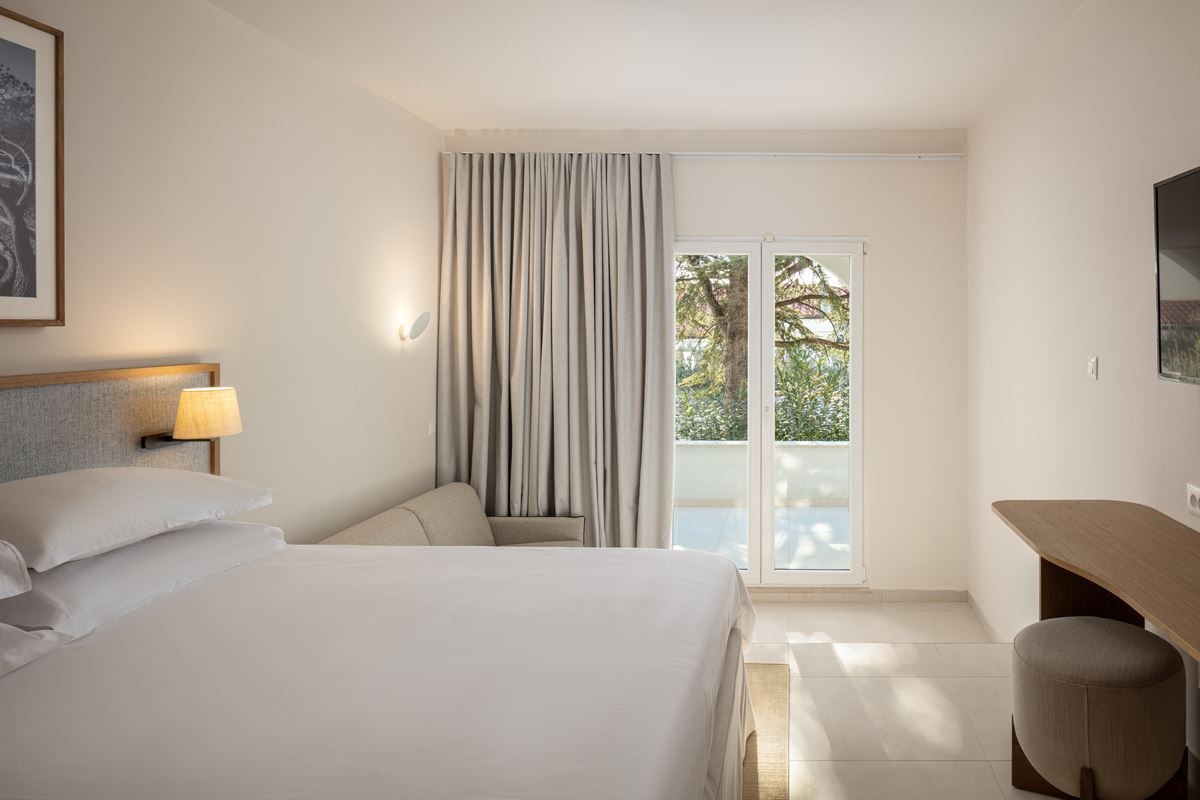 rooms-superior-room-seaside-balcony