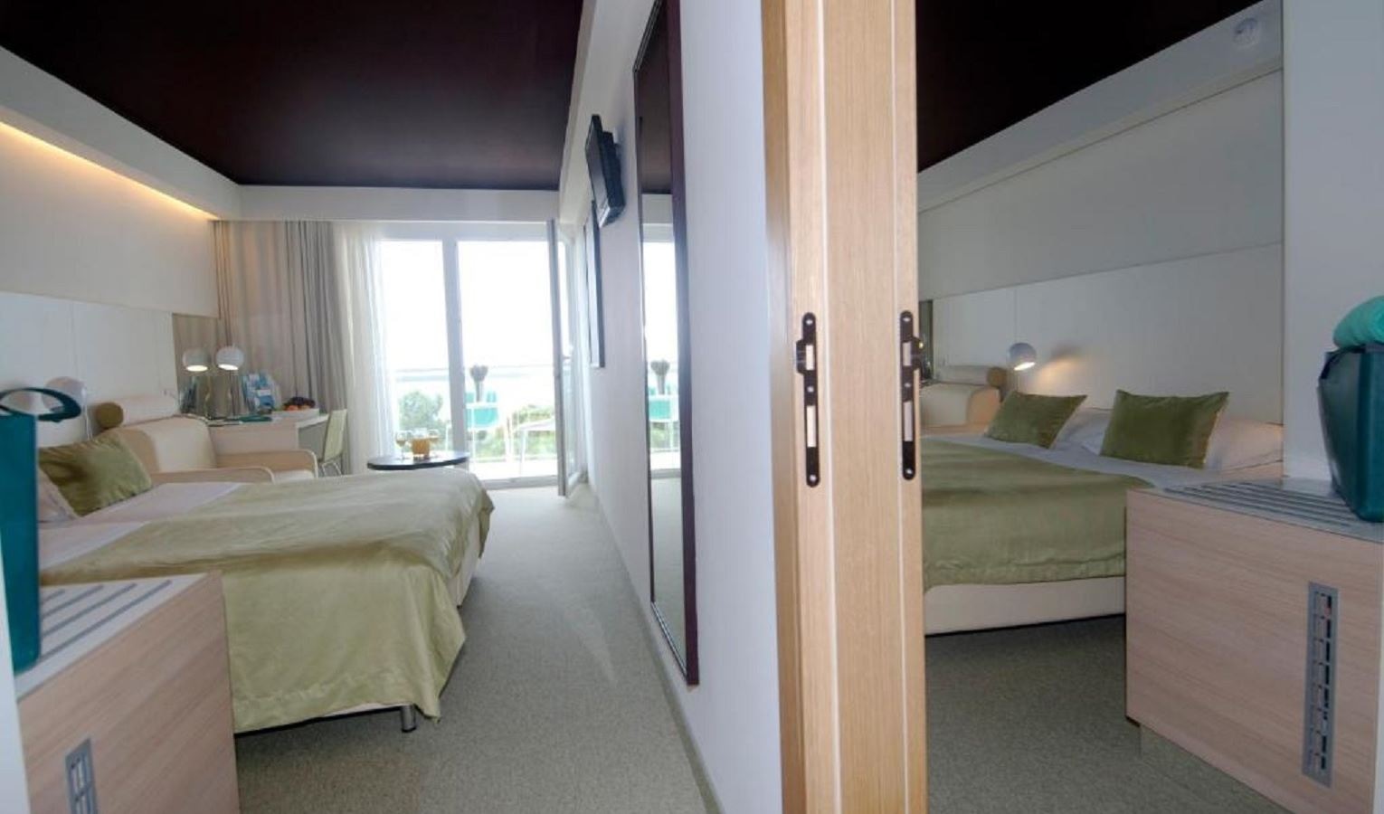 rooms-2-connectingrooms-familyroom-seaside-balcony