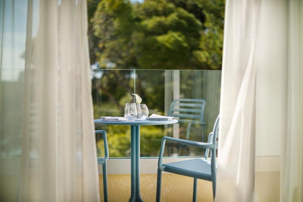 rooms-double-superior-room-seaview-balcony