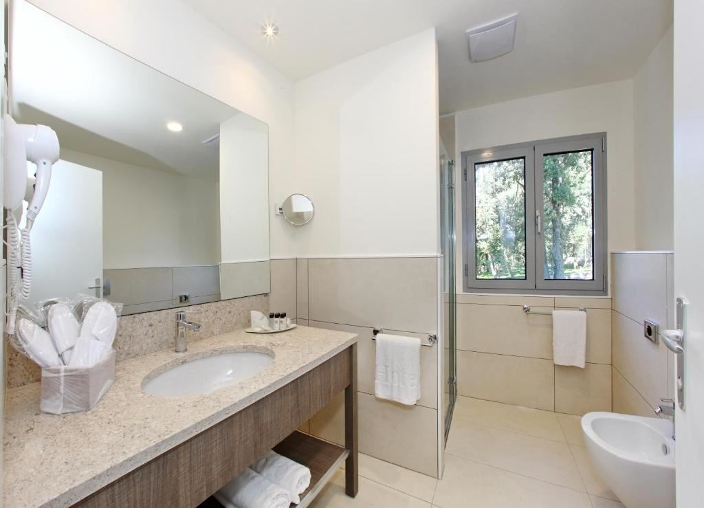 rooms-standard-room-seaside-balcony-or-terrace