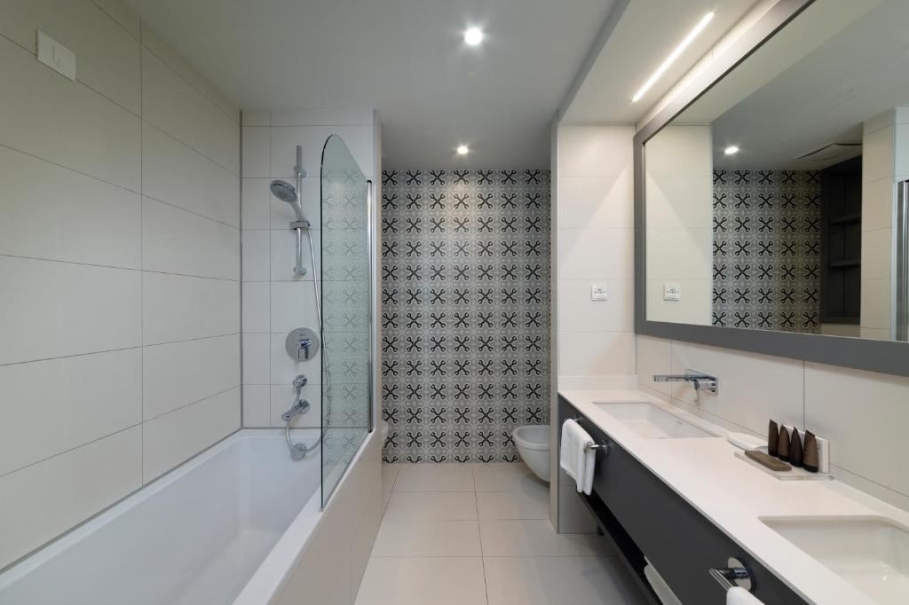 rooms-executive-room-seaview-balcony