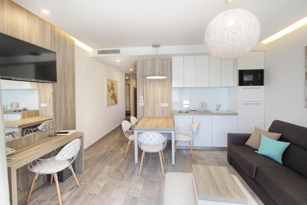 rooms-1-bedroom-suite-seaview-balcony