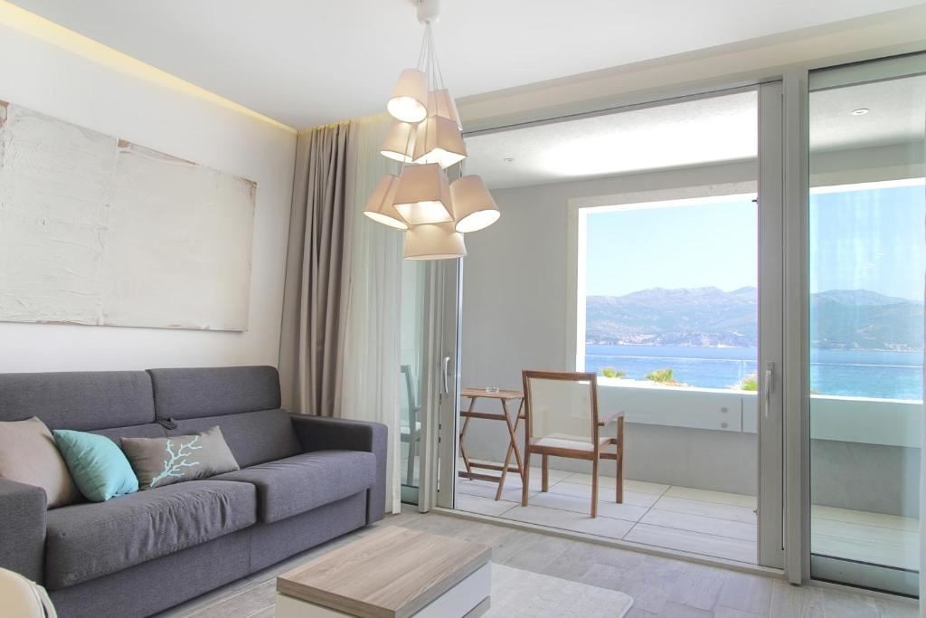 rooms-1-bedroom-suite-seaview-balcony