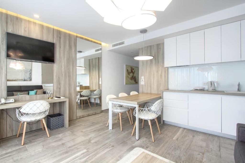 rooms-2-bedroom-suite-seaview-balcony