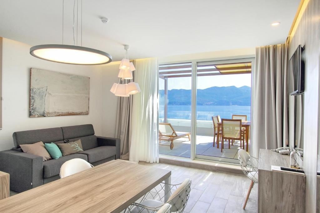 rooms-2-bedroom-suite-seaview-balcony