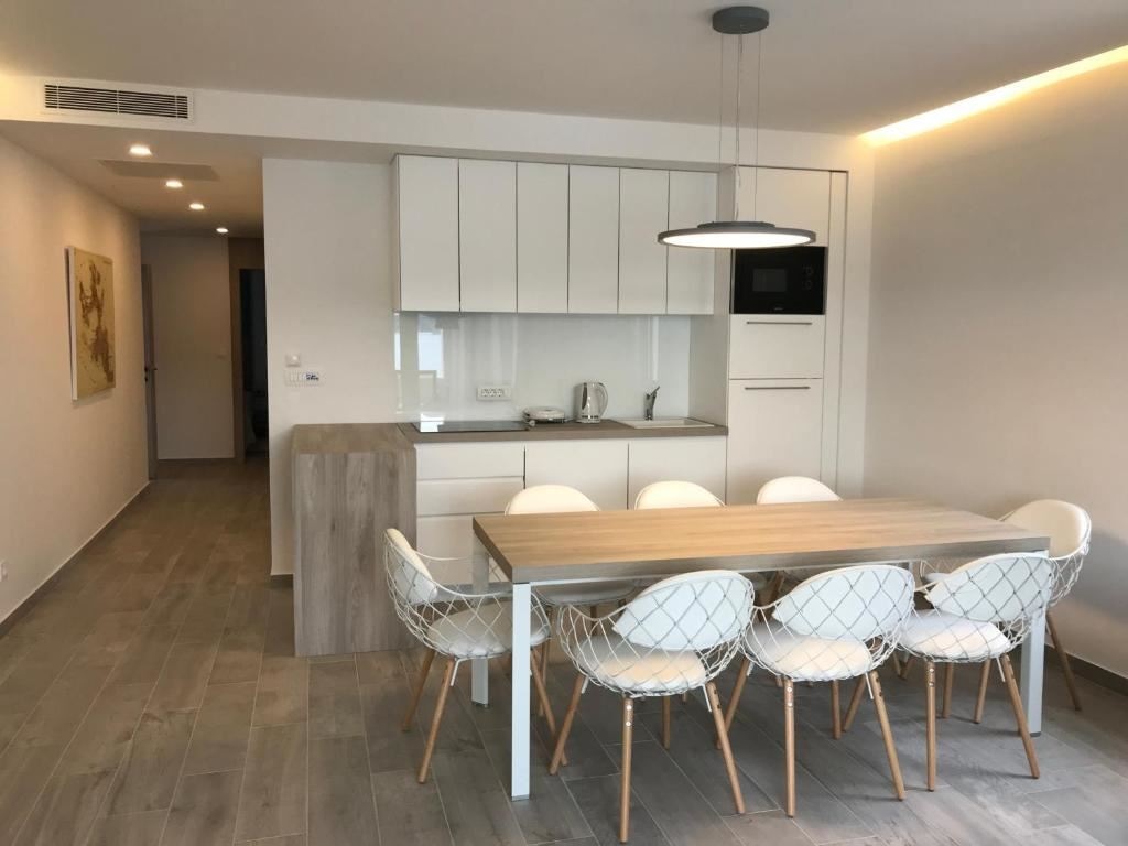 rooms-3-bedroom-suite-seaview-balcony