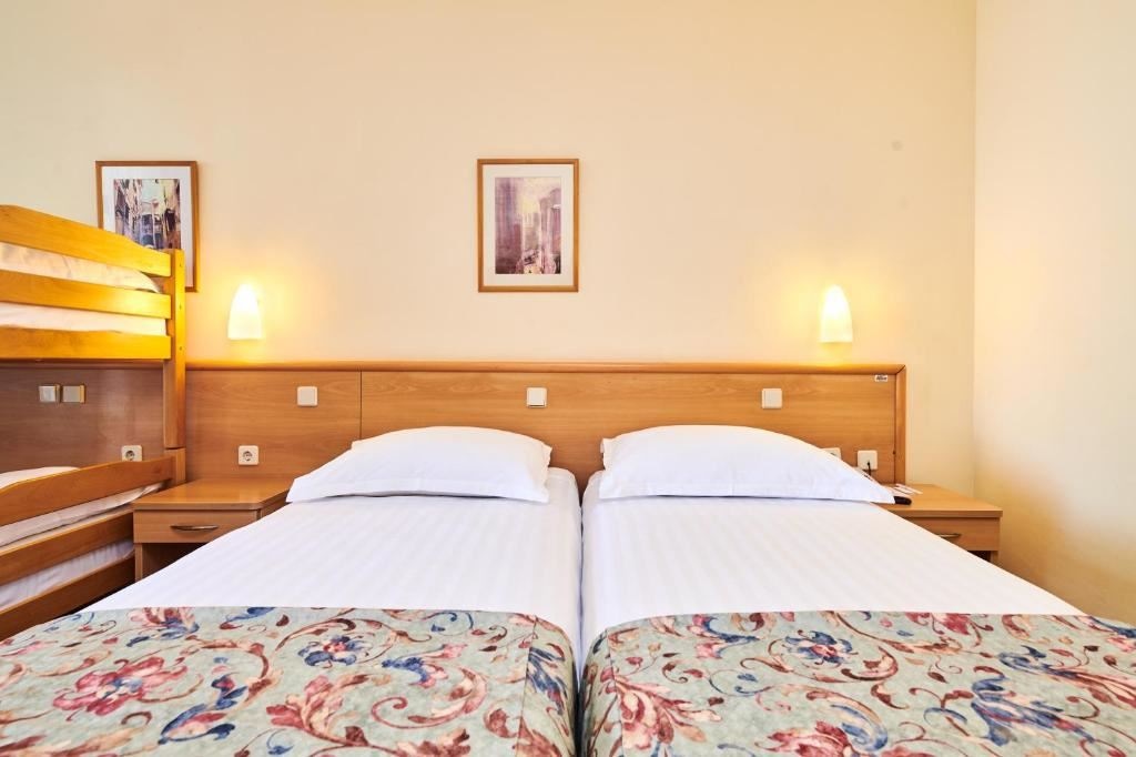 rooms-familyroom-park-view-balcony