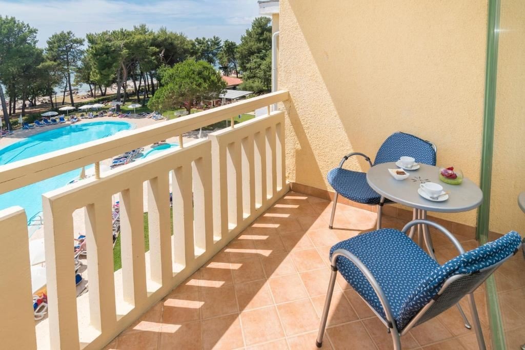 rooms-familyroom-park-view-balcony