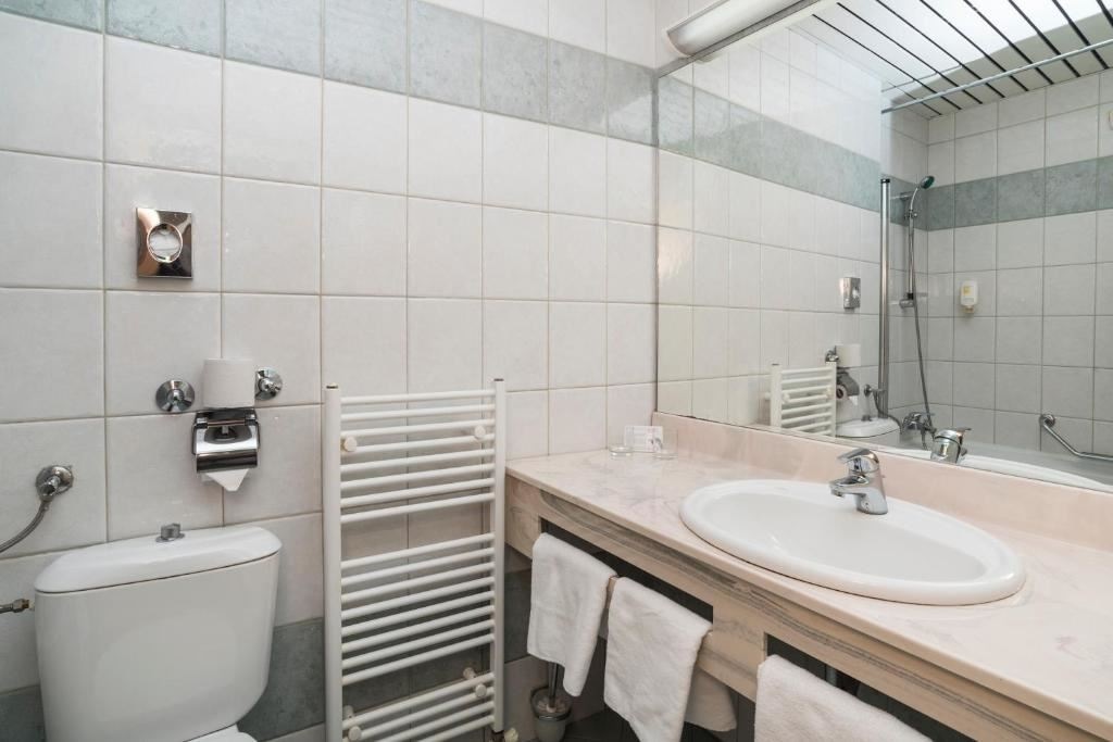 rooms-familyroom-park-view-balcony