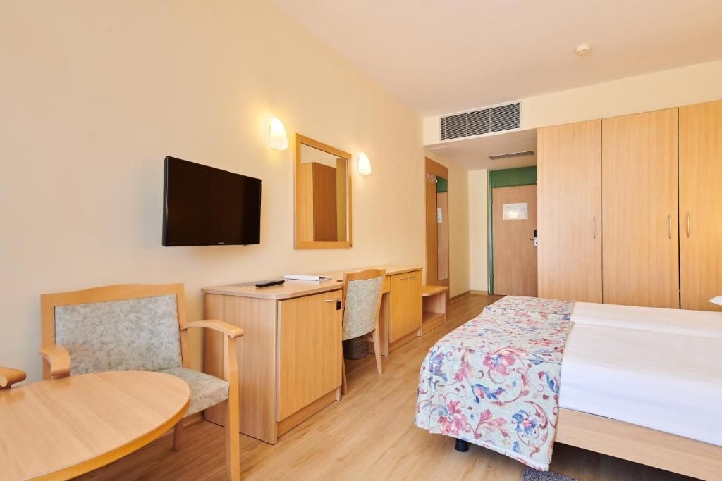 rooms-triple-premium-room-seaside-balcony