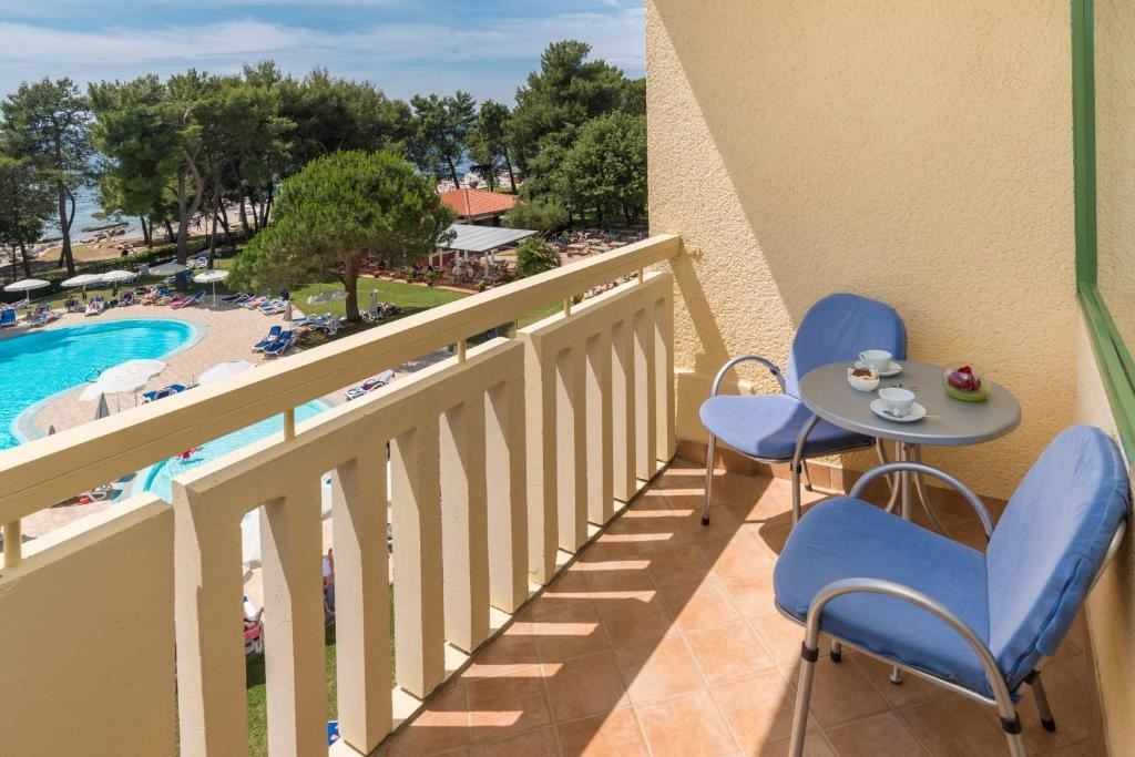 rooms-triple-premium-room-seaside-balcony