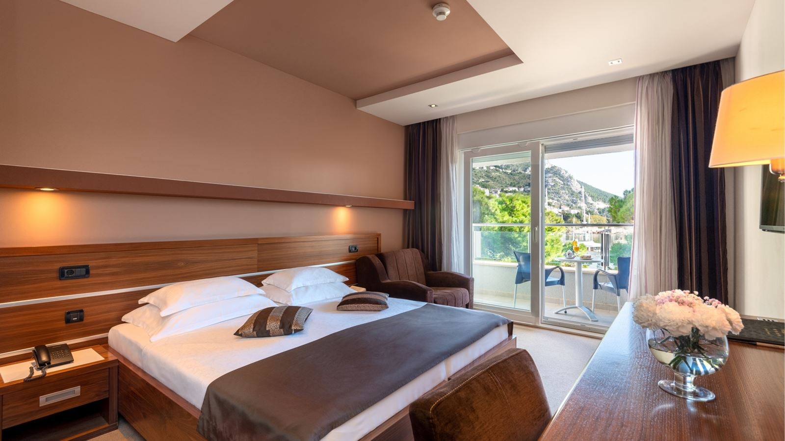 rooms-superior-room-seaside-balcony