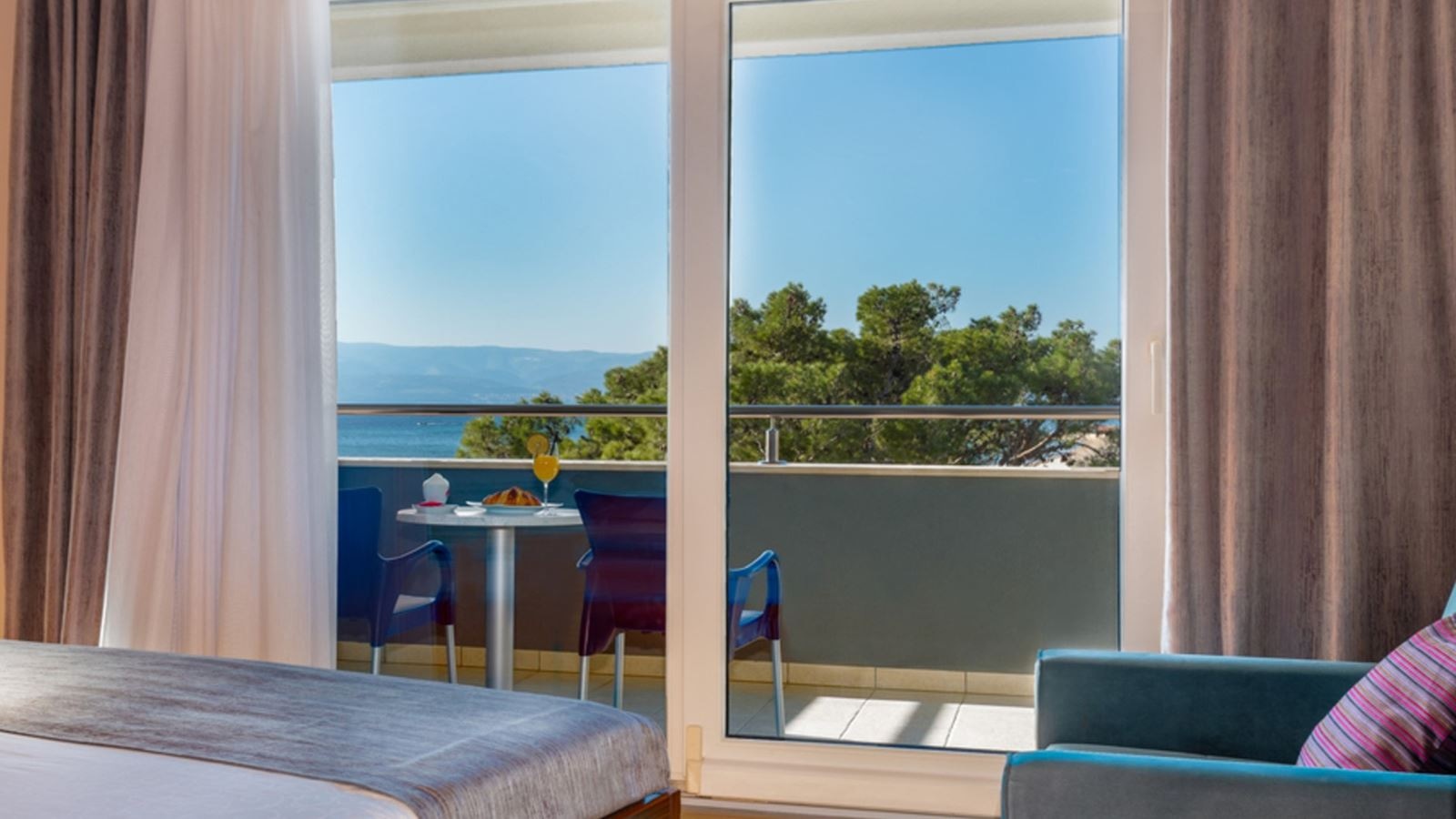 rooms-premium-room-seaview-balcony