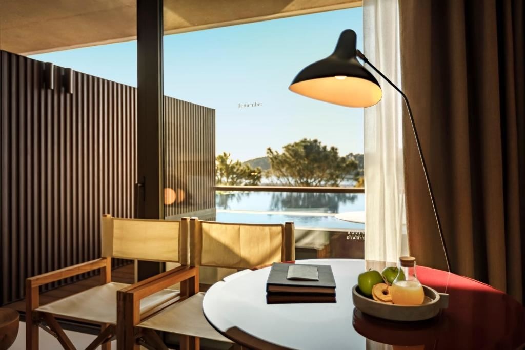 rooms-double-deluxe-room-seaview-balcony