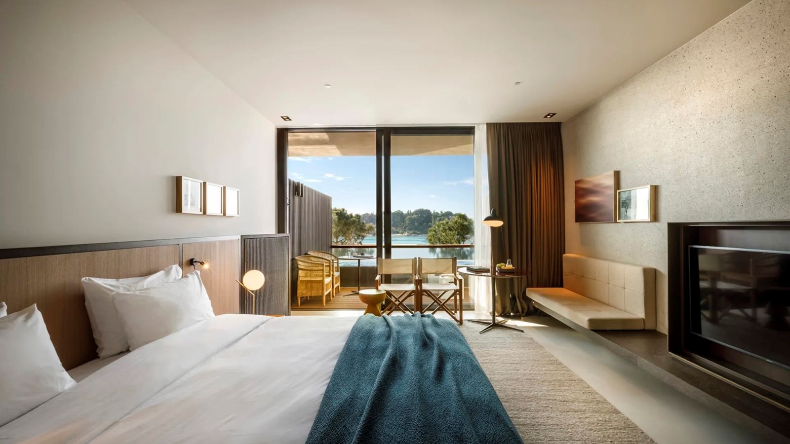 rooms-double-deluxe-room-seaview-balcony