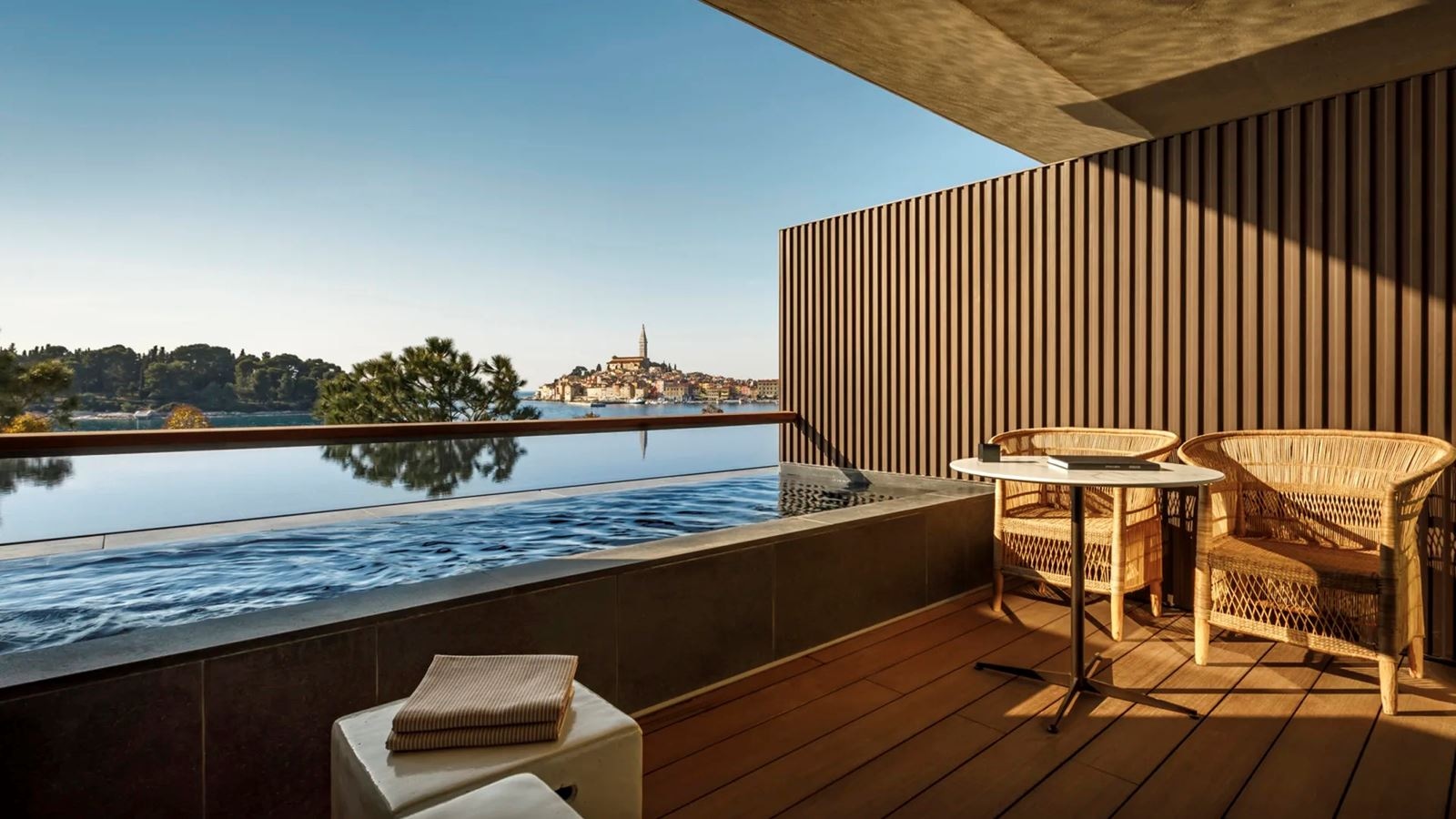 rooms-double-deluxe-room-seaview-balcony