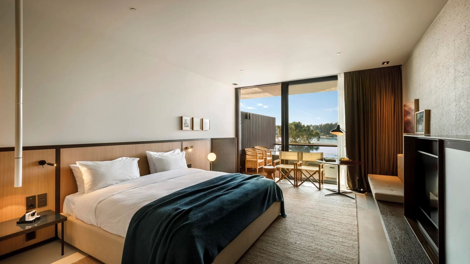 rooms-double-deluxe-room-seaview-balcony