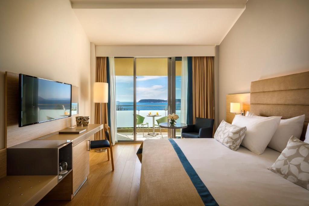 rooms-double-superior-room-seaside-balcony-or-terrace