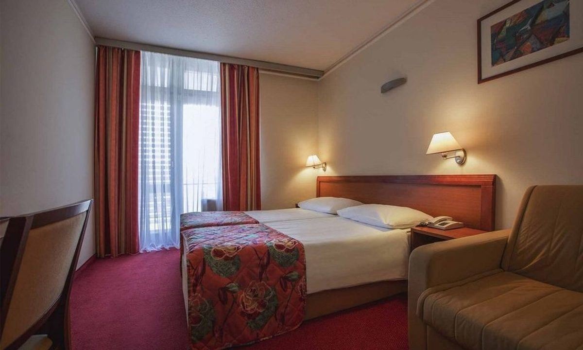 rooms-familyroom-gardenview-balcony