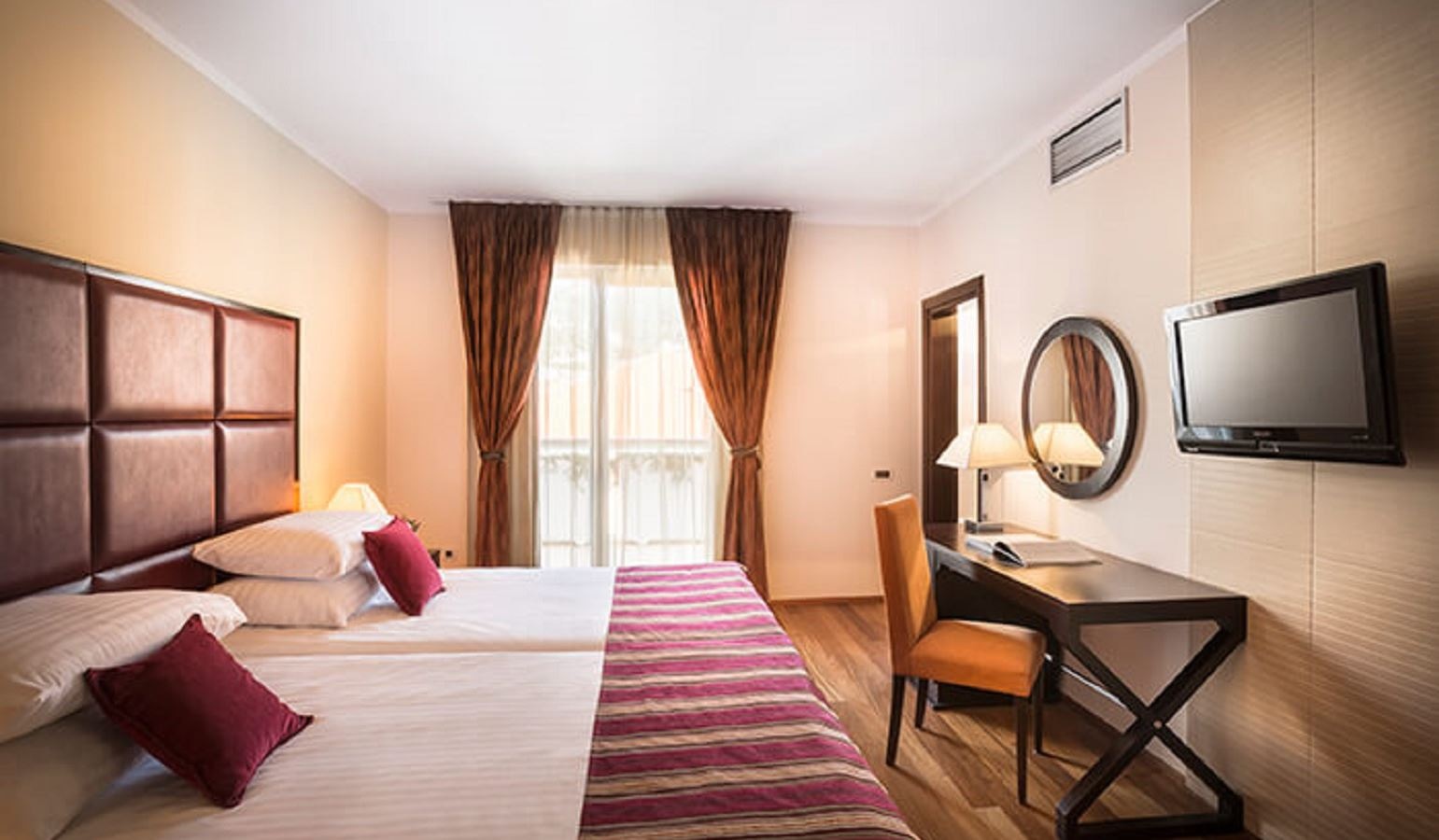 rooms-2-bedroom-luxury-apartment-seaview-balcony