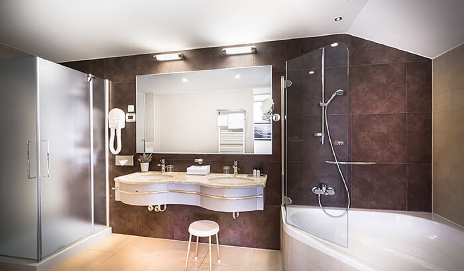 rooms-2-bedroom-luxury-apartment-seaview-balcony