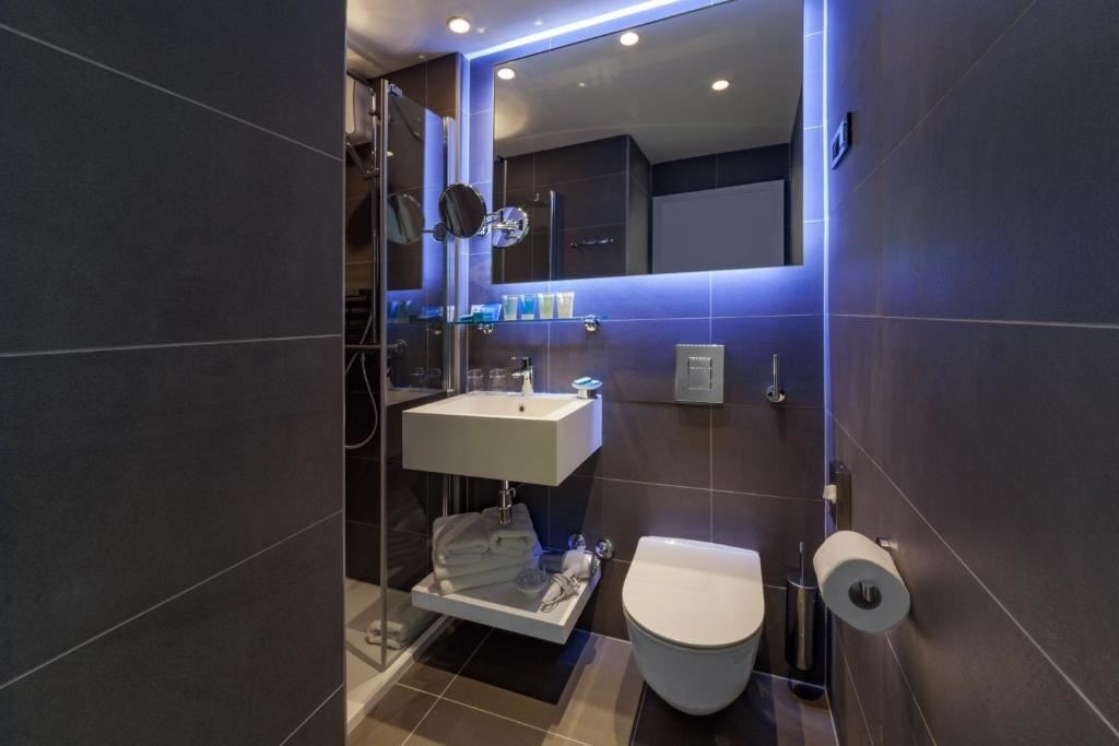 rooms-single-wchild-standard-room-balcony