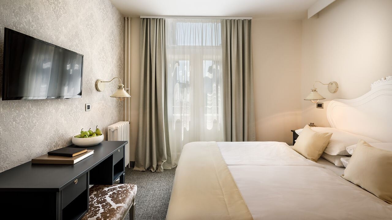 rooms-single-wchild-standard-room-streetview