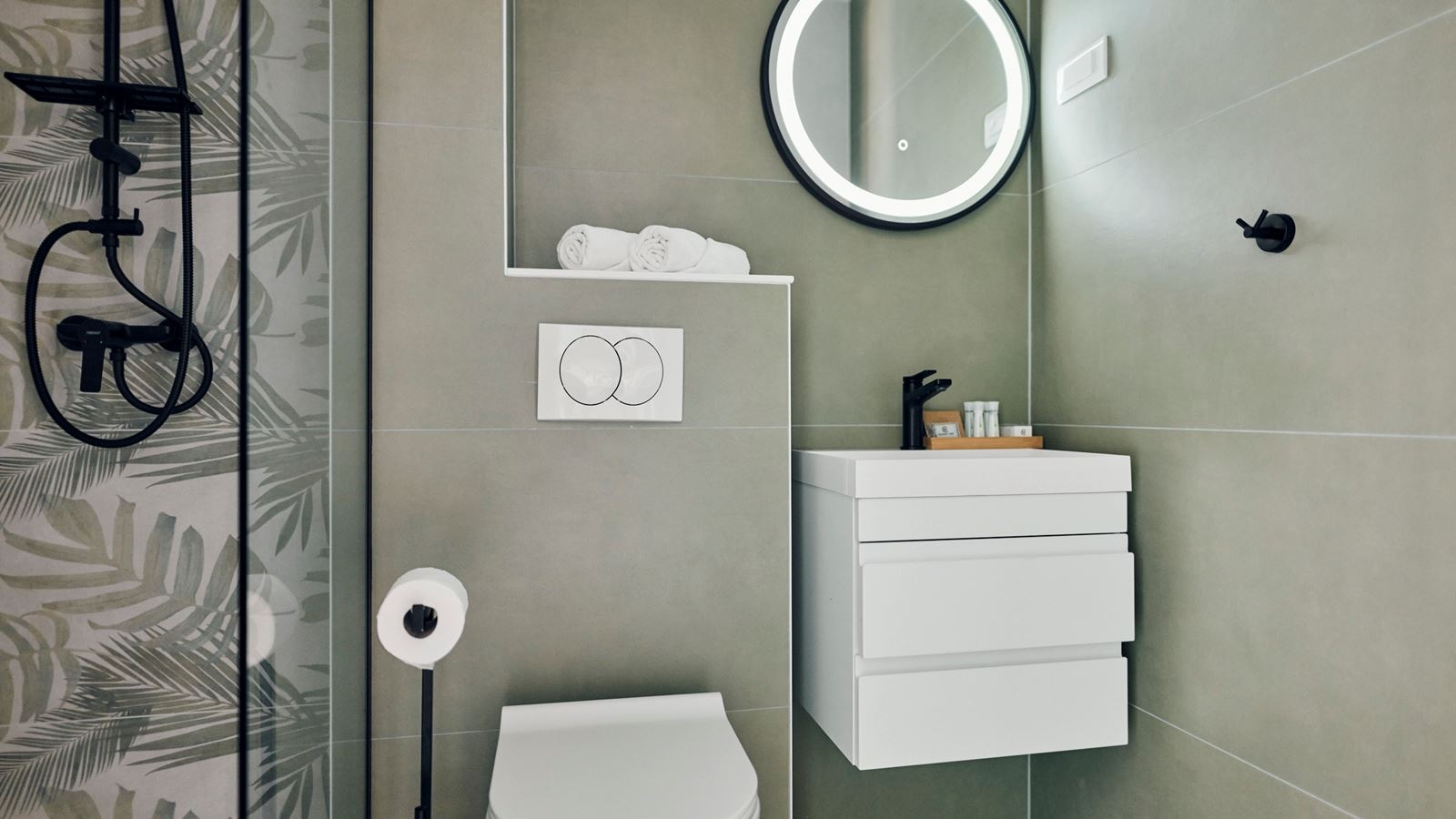 rooms-1-bedroom-apartment-seaside-balcony