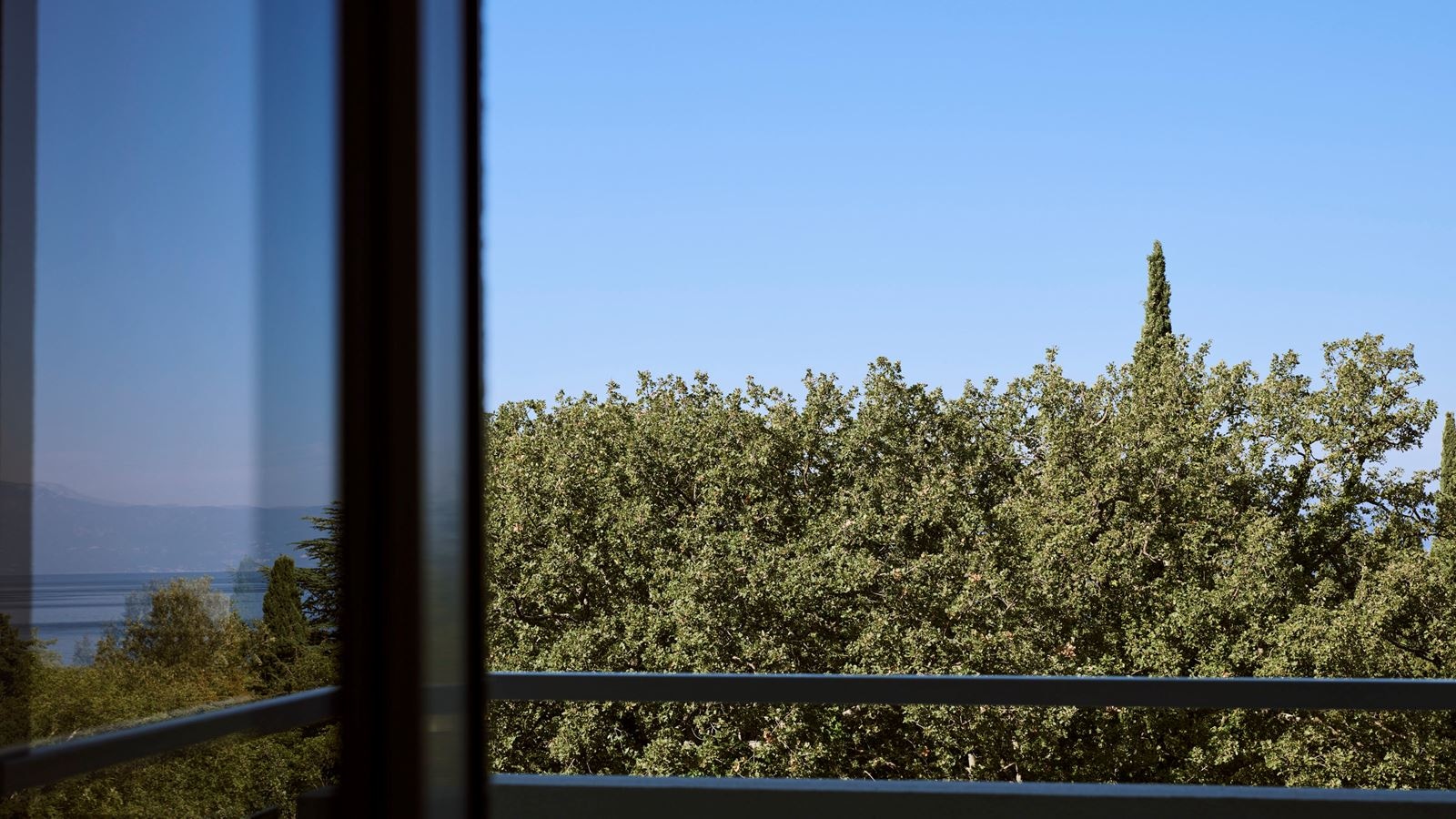 rooms-1-bedroom-apartment-seaside-balcony